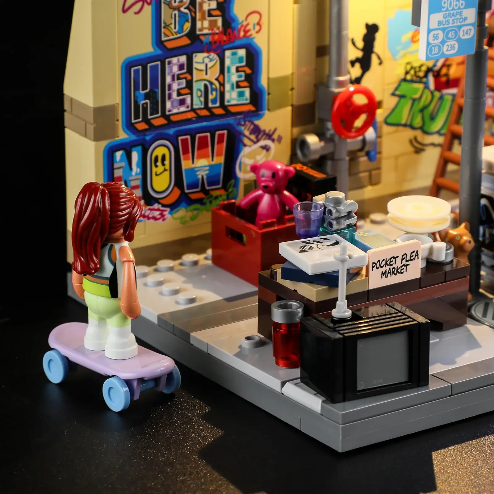 Lumibricks F9066 Graffiti Bus Stop mit LED | 514 Teile – Bild 6