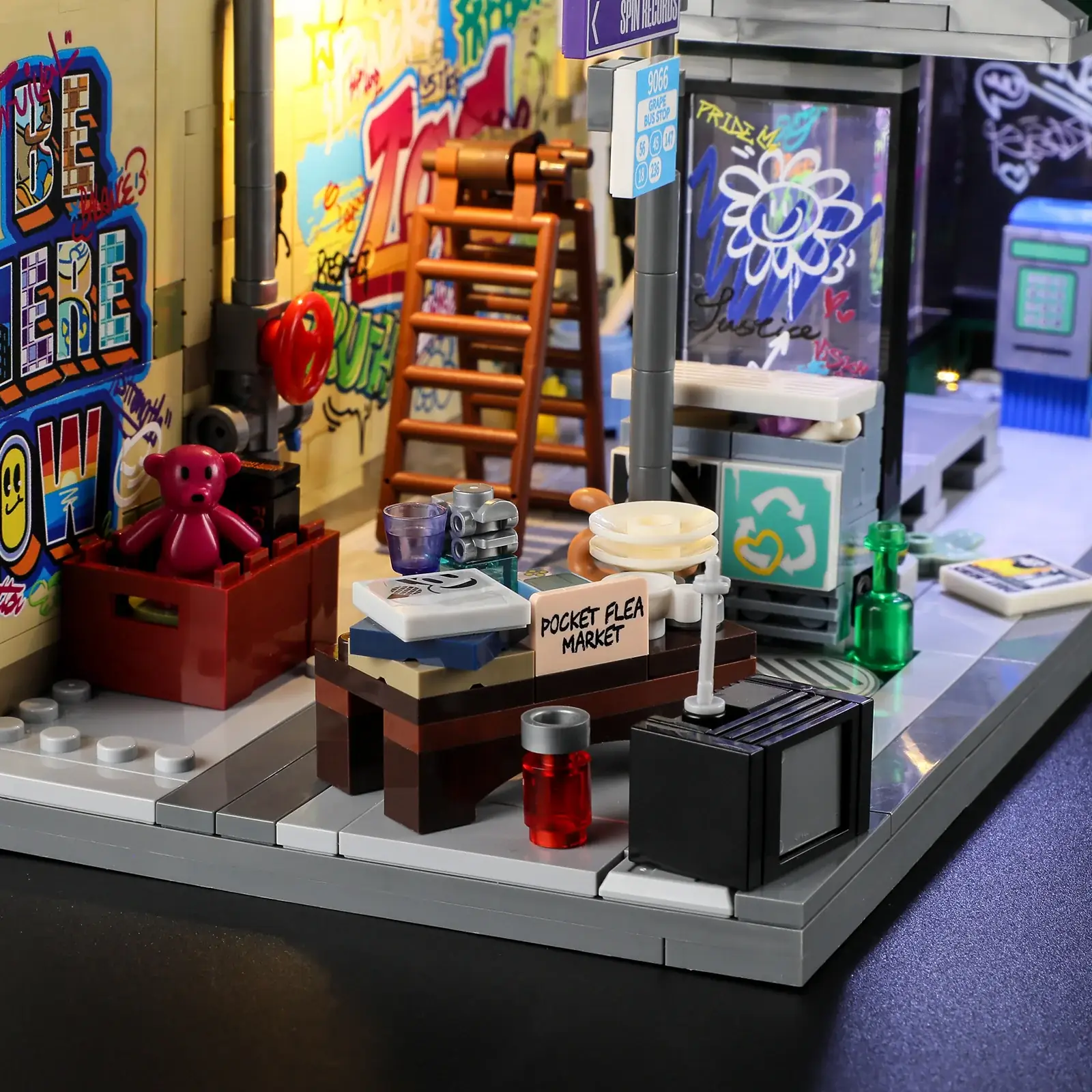 Lumibricks F9066 Graffiti Bus Stop mit LED | 514 Teile – Bild 10