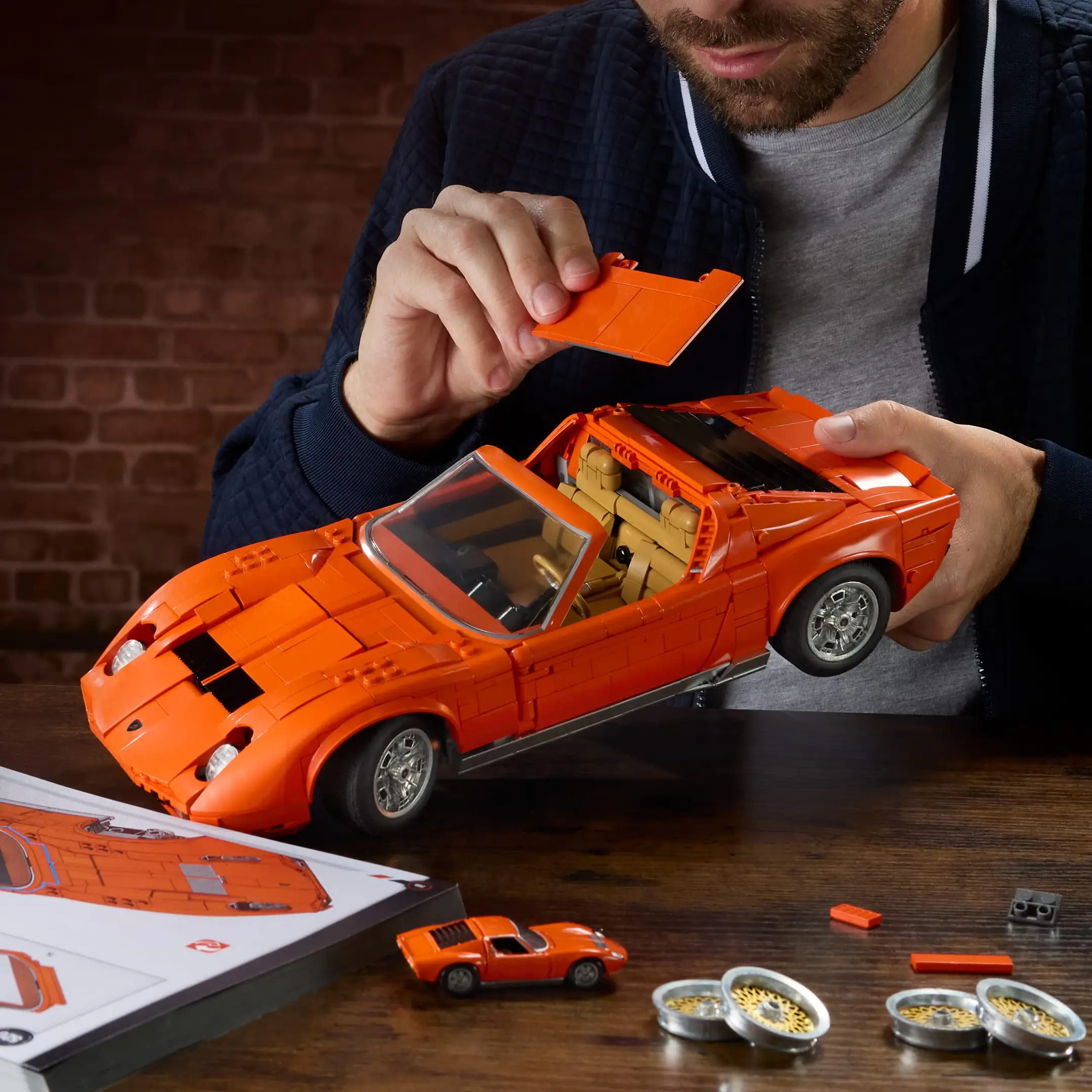 Mattel Hot Wheels™ ’71 Lamborghini™ Miura P400 SV 1:12 Bauset | 1523 Teile – Bild 2